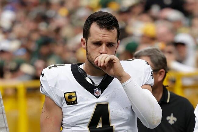 Derek Carr ajattelee jotain tärkeää